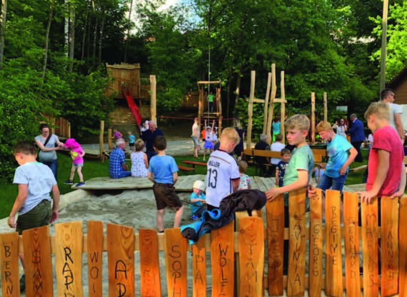 Eltern Und Kinder Bauen Einen Spielplatz Concordia