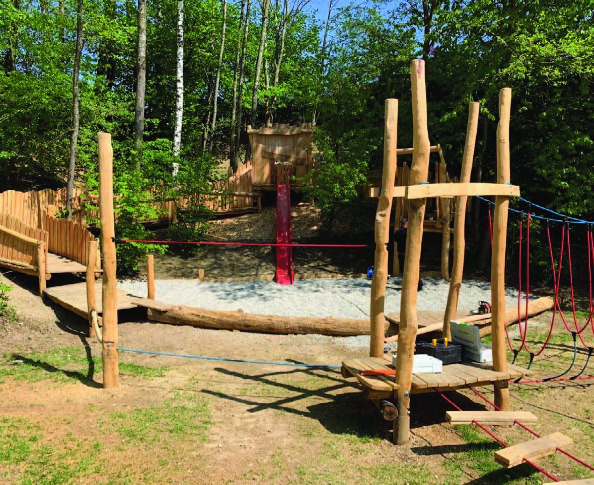 Eltern Und Kinder Bauen Einen Spielplatz Concordia